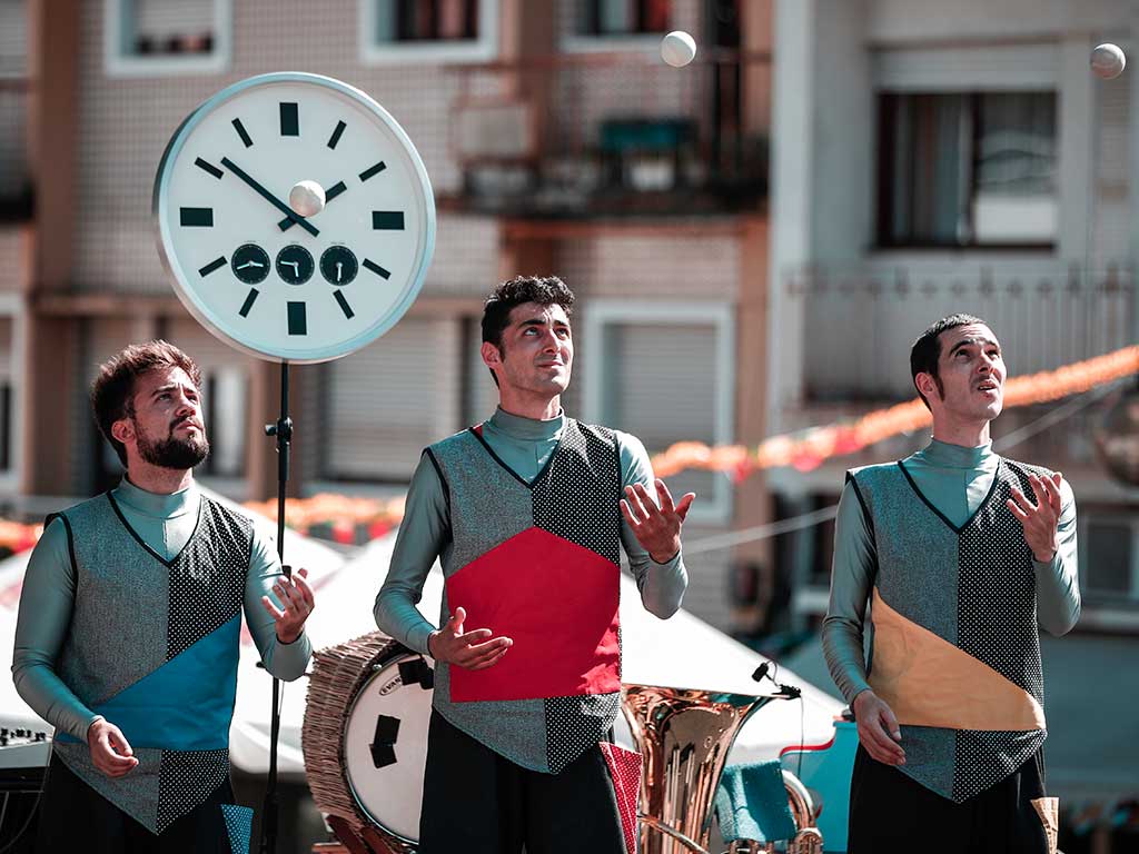 INCONSTANTES (DES)EQUILÍBRIOS